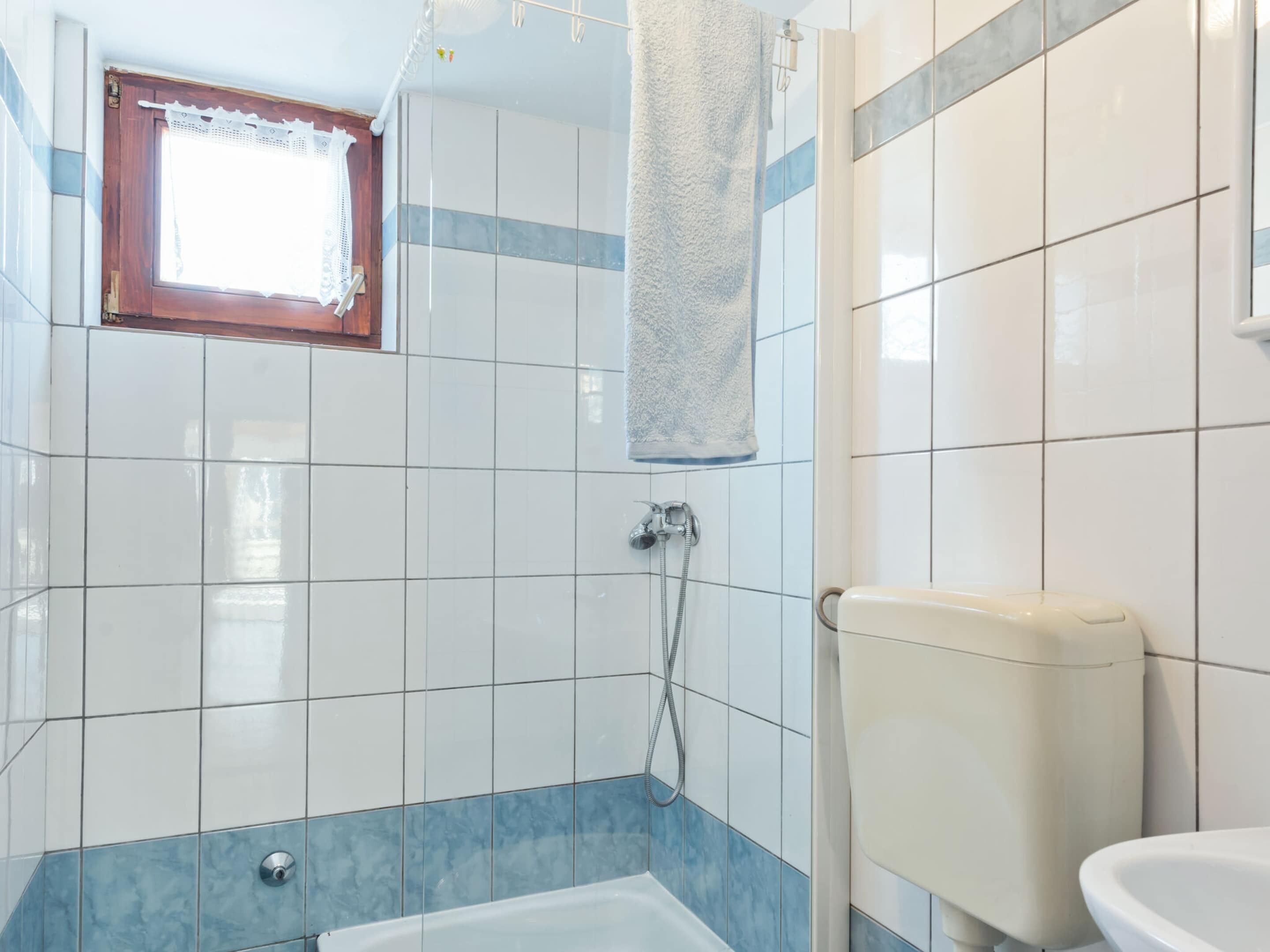 Un baño con bañera, inodoro y ducha.