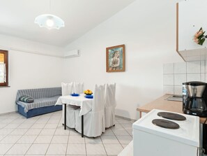 House | Dining - Holiday Home in Jasenice Near Maslenica Beach (Jasenice)
