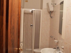 Bathroom - Traditional Farmhouse in Montespertoli With Swimming Pool (Montespertoli)
