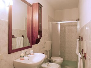 Apartment | Badezimmer | Dusche, Handtücher