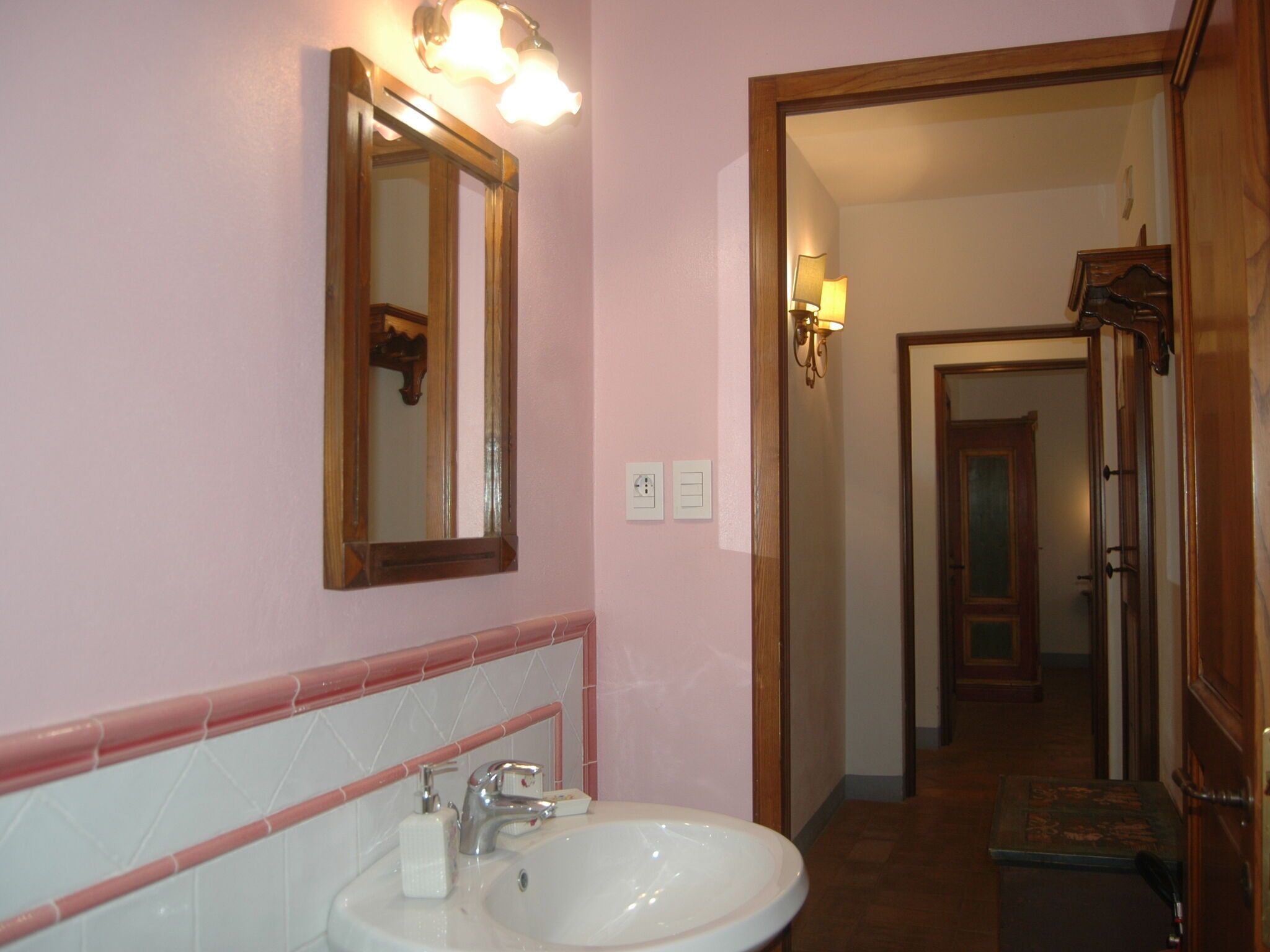 Huis | Badkamer | Een douche, handdoeken