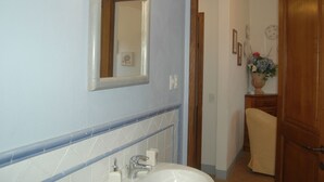 House | Bathroom | Shower, towels - Quaint Apartment in Certaldo With Swimming Pool (Certaldo)