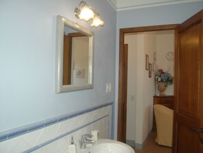 Bathroom - Quaint Apartment in Certaldo With Swimming Pool (Certaldo)