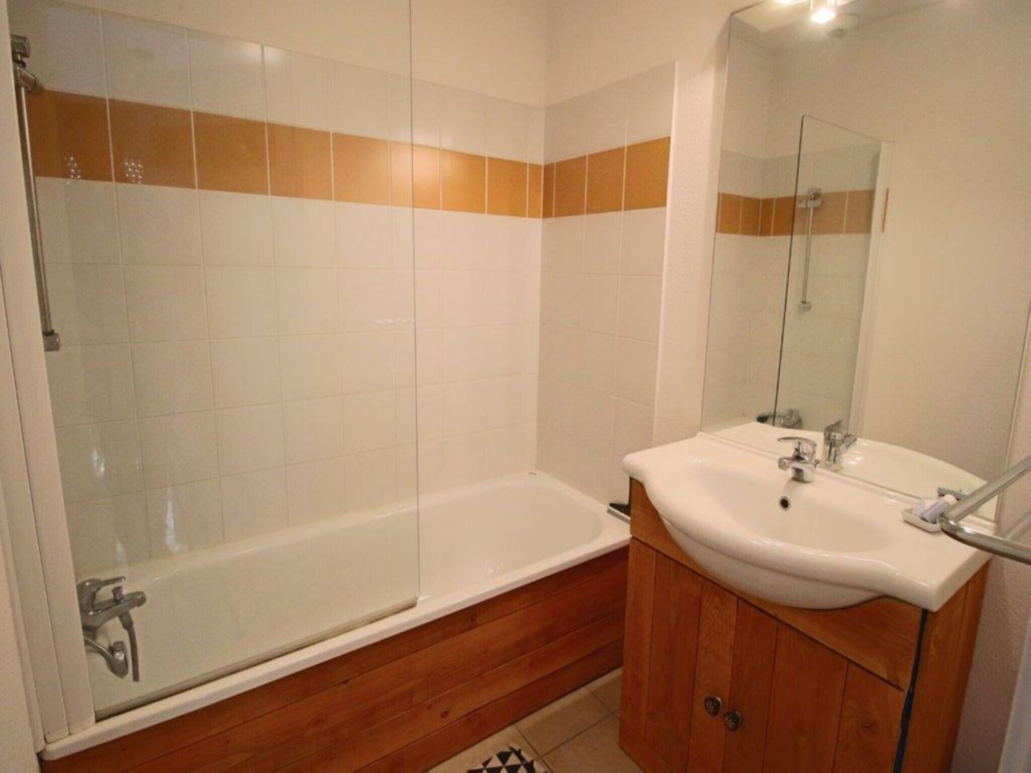 Apartment | Bathroom | Combined shower/bathtub, towels