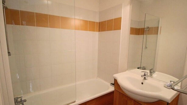 Apartemen | Kamar mandi | Kombinasi shower/bathtub dan handuk