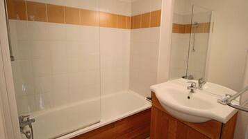 Apartment | Bathroom | Combined shower/bathtub, towels