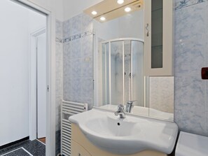 House | Bathroom | Combined shower/tub, towels - Central Holiday Home in Sanremo With Balcony (Sanremo)