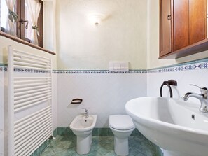 Shower, towels - Vintage Holiday Home in Gargnano With Garden (Gargnano)