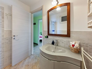 Shower, towels