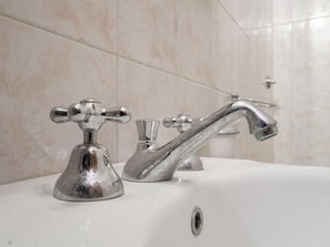 Bathroom - Quaint Farmhouse in Montespertoli With Swimming Pool (Montespertoli)