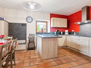 House | Private kitchen | Fridge, microwave, oven, dishwasher - Serene Holiday Home in Plouigneau With Private Garden (Plouigneau)