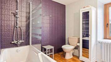 Rumah | Kamar mandi | Bathtub dan handuk