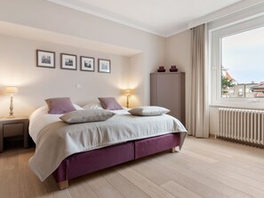 Casa | 5 quartos, individualmente mobiliados, ferros/tábuas de passar roupa