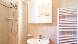 House | Bathroom | Shower, towels - Tranquil Holiday Home in Vicchio With Swimming Pool (Vicchio)