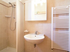 House | Bathroom | Shower, towels