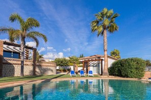 Piscine chauff�ée, chaises longues