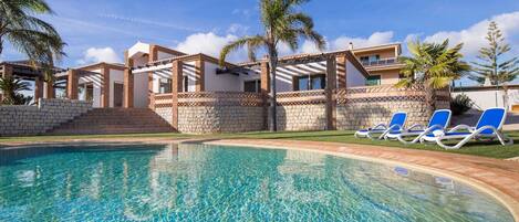 Piscine chauffée, chaises longues