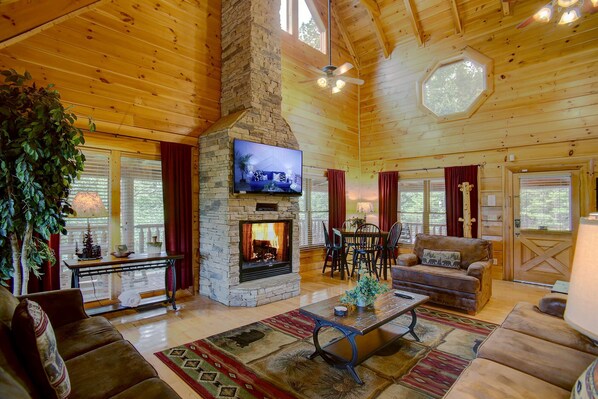Chalet rustique, Plusieurs lits, baignoire à remous | Aire de séjour | Téléviseur à écran plat de 42 po avec télévision par câble, téléviseur