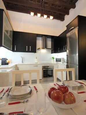 Een koelkast, een microgolfoven, een oven, een kookplaat