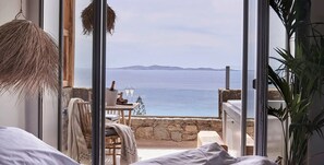 Delos Sea View Suite With Jetted Tub | Egyptiska bomullslakan, sängtillbehör av högsta kvalitet och duntäcken