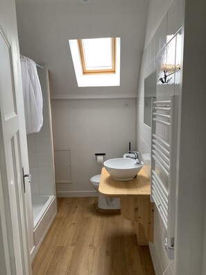 Dusche, Haartrockner, Handtücher, Toilettenpapier