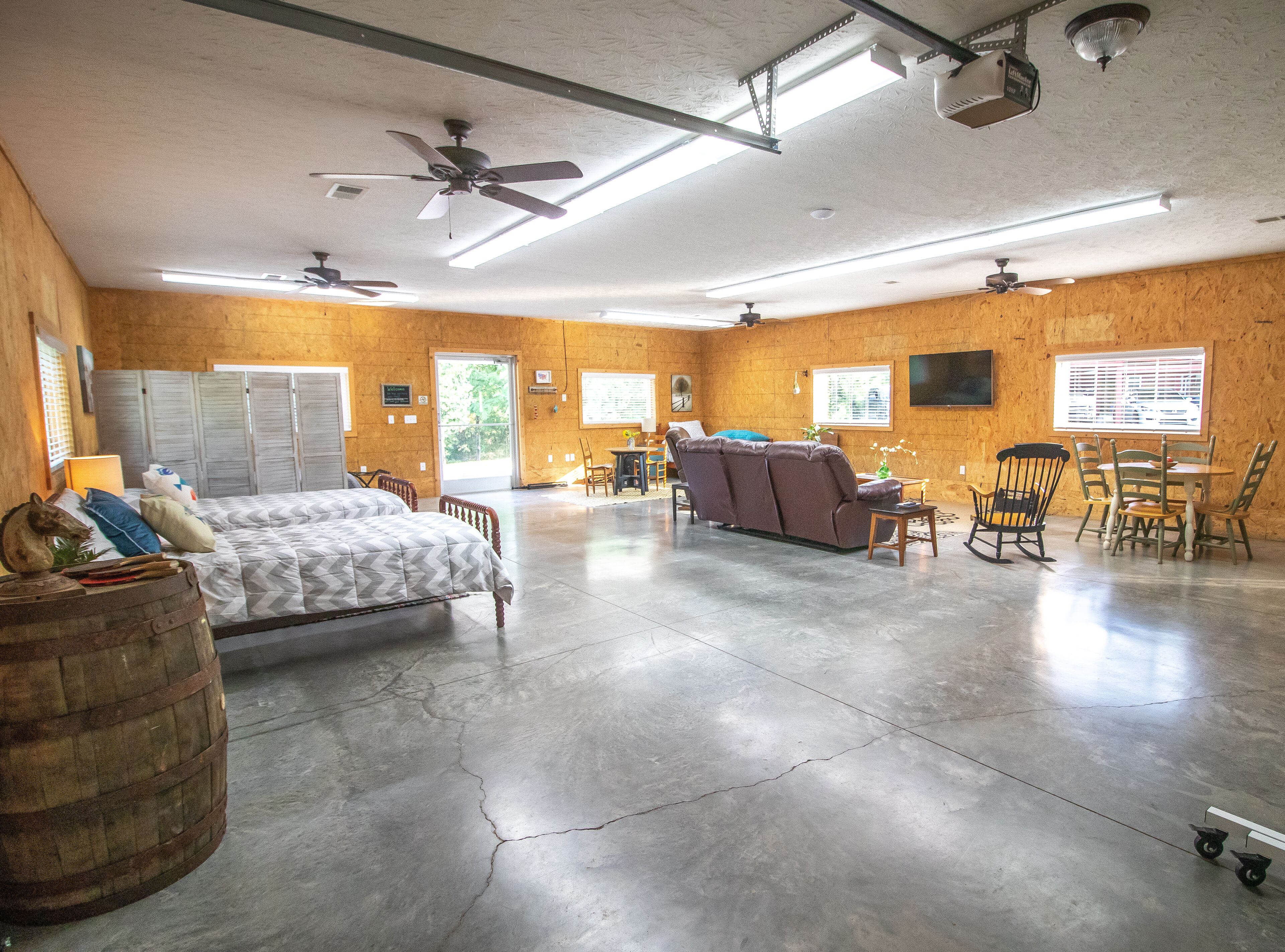 D&F Farmhouse, 1500 sq. ft., Parking for boats/trailers, close to marinas /lake