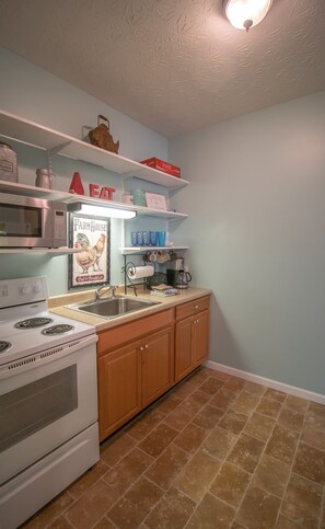 Fridge, microwave, oven, stovetop - D&F Farmhouse, 1500 sq. ft., Parking for boats/trailers, close to marinas /lake (Somerset)