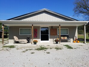 Exterior - D&F Farmhouse, 1500 sq. ft., Parking for boats/trailers, close to marinas /lake (Somerset)
