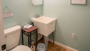 Douche, serviettes fournies, savon, shampoing