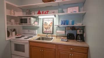 Kjøleskap, mikrobølgeovn, ovn og kokeplater