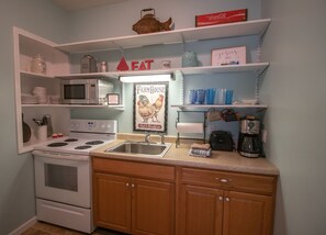 雪櫃、微波爐、焗爐、爐具