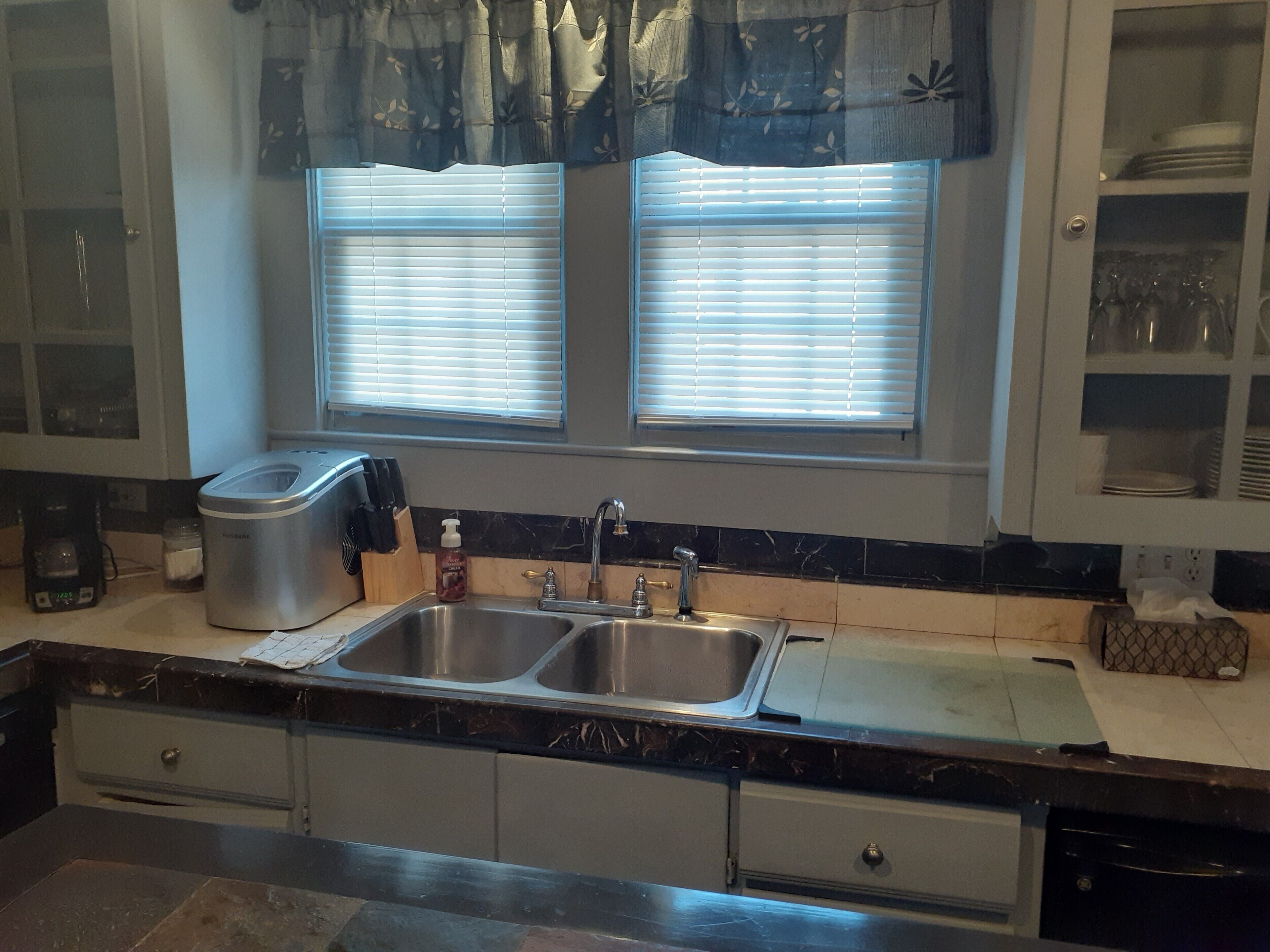 AlpenRose #2 Jacuzzi City Bar