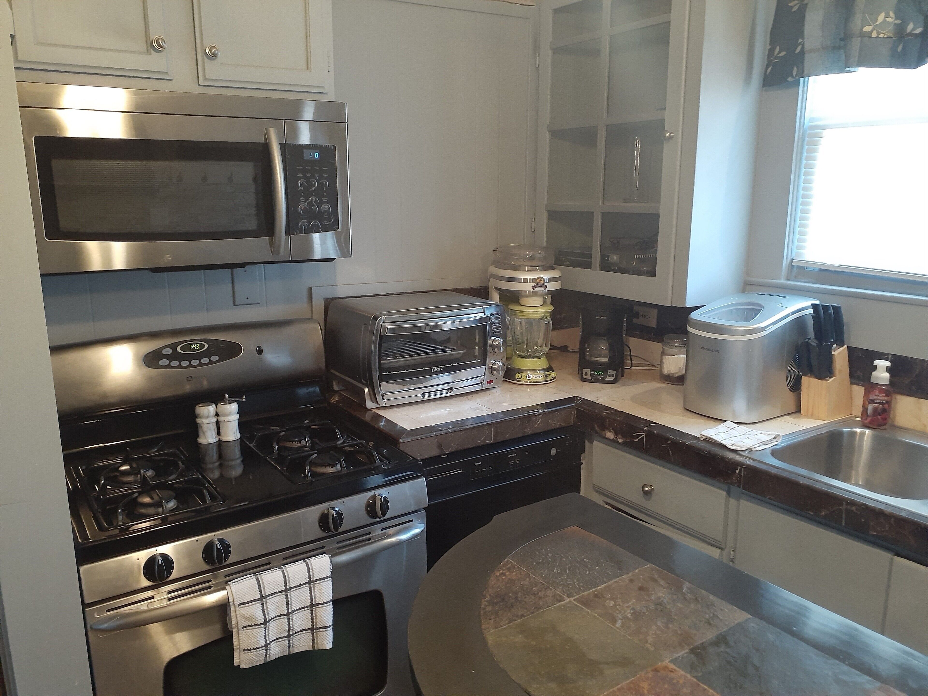 AlpenRose #2 Jacuzzi City Bar