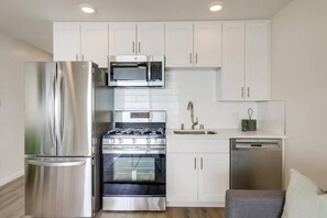 Fridge, microwave, oven, stovetop - Tyson Park House #A - Oceanfront Studio (Oceanside)