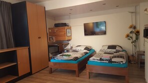 Escritorio, tabla de planchar con plancha, wifi gratis y ropa de cama 