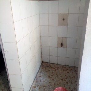 Single Room | Bathroom | Shower, towels, soap, toilet paper