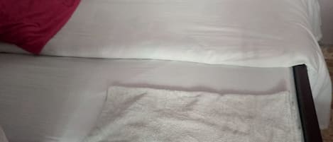 Single Room | Desk, free WiFi, bed sheets
