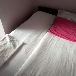 Desk, free WiFi, bed sheets - Backliza Lodge (Gilgil)