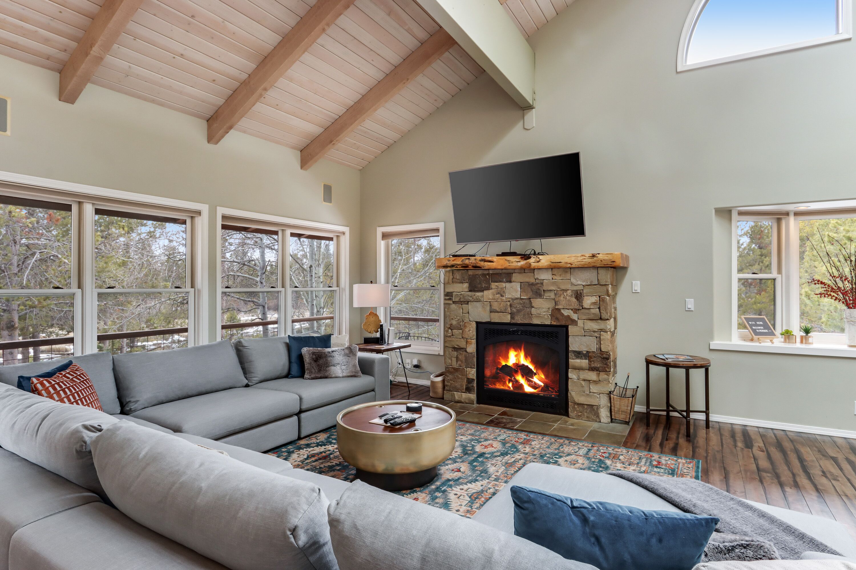 Deschutes Riverfront Retreat, 3 acres, Dock, Hot Tub, Pool Table, Disc Golf