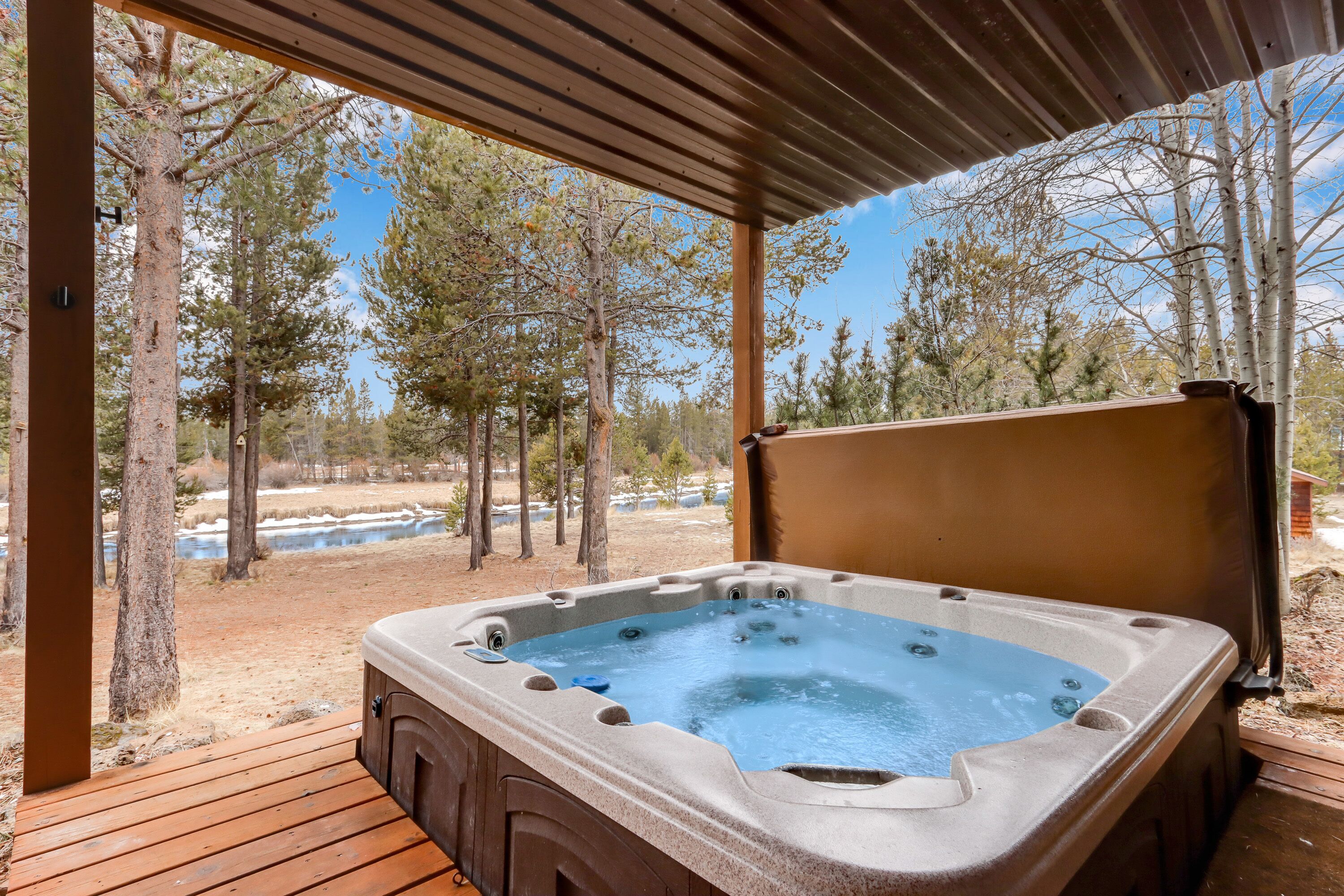 Deschutes Riverfront Retreat, 3 acres, Dock, Hot Tub, Pool Table, Disc Golf