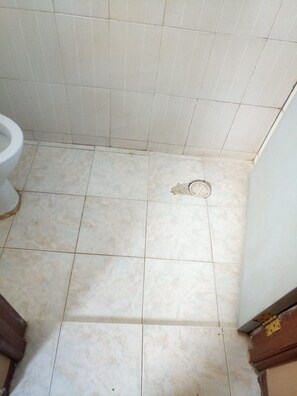 Enkelrum | Badrum | Dusch, gratis toalettartiklar, handdukar och tvål