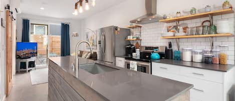 Refrigerador, microondas, horno, placa de cocina