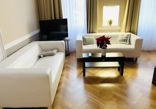 DELUXE RESIDENCE AT DANCING HOUSE A/C & NETFLIX 🎥