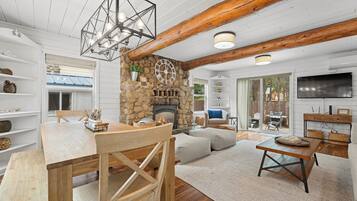 Smart TV, fireplace