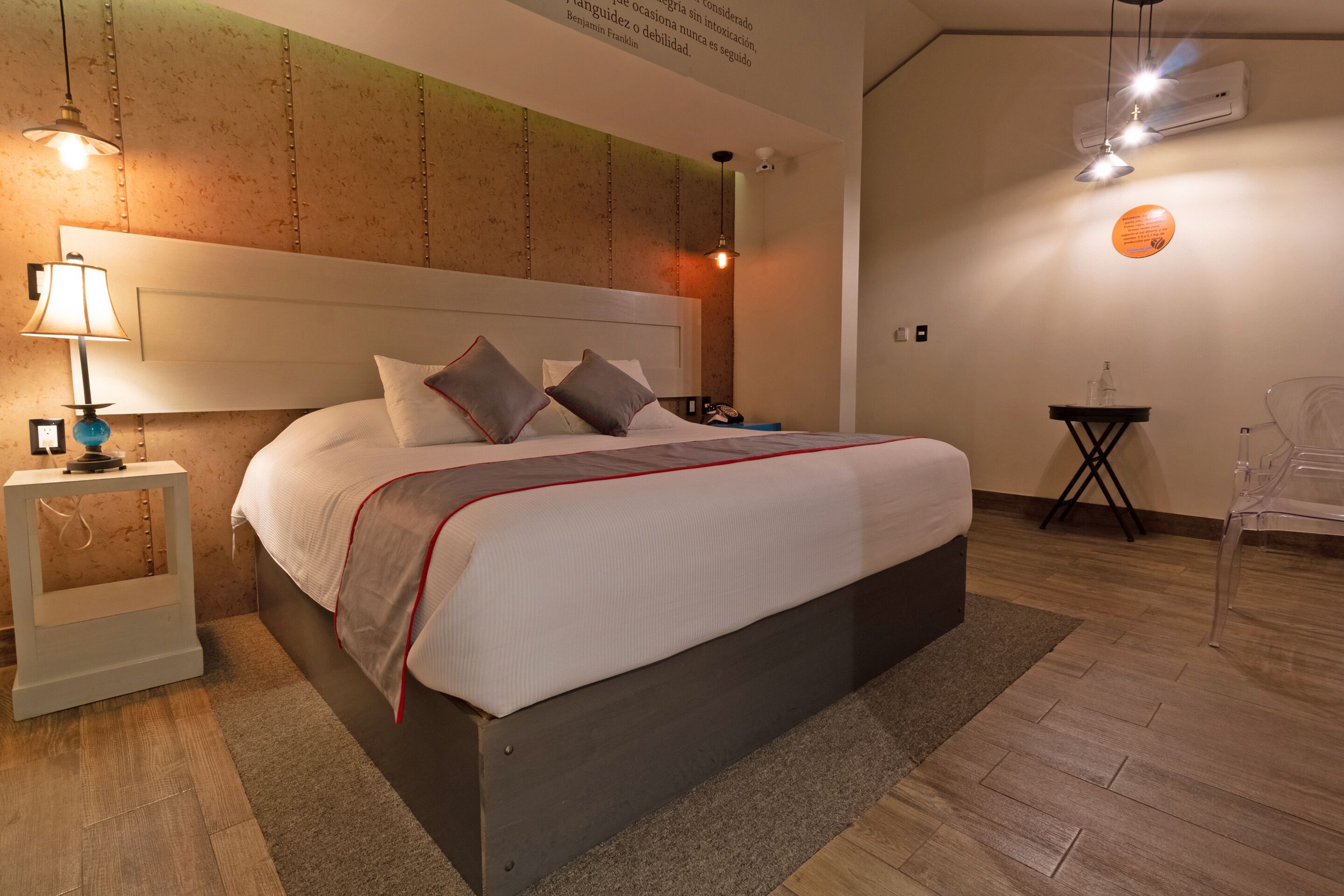 Ropa de cama de alta calidad, escritorio y insonorización 