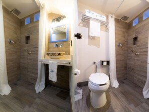 Junior Suite | Bathroom | Shower, free toiletries, hair dryer, towels - Corazón Del Café Hotel Boutique (Comitan de Dominguez)