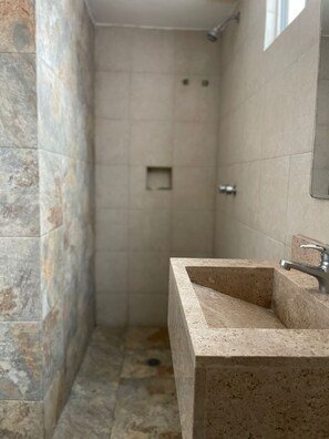 Shower, rainfall showerhead, towels, soap - Hotel Rias (Veracruz)