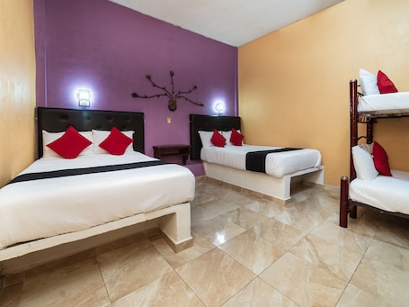 Tabla de planchar con plancha y ropa de cama