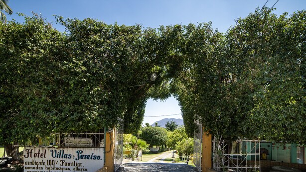 A sign for Hotel Villas & Paraiso, indicating amenities like family-friendly accommodations, food, and lodging. - Villas el Paraíso, El Rollo (Tlaquiltenango)