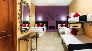 Familiekamer | Een strijkplank/strijkijzer, beddengoed